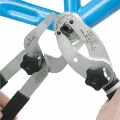 Pince à Ergots Réglable Pour Cuvette Boitier Pédalier Var BP-01300 3 Pince à Ergots Réglable Pour Cuvette Boitier Pédalier Var BP-01300 -Magasin De Pneus Reha Pince a ergots p cuvette reglable de boitier de pedalier BP 01300