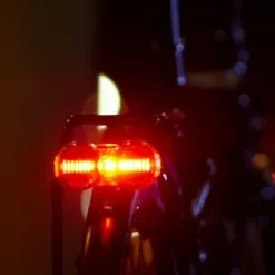 Busch-mueller Éclairage Arrière Vélo TopLight Flat S Plus -Magasin De Pneus Reha eclairage arriere velo toplight flat s plus full 4