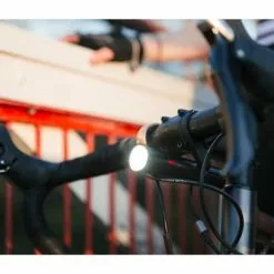 Feu Vélo Avant 700 Lumens PWR ROAD Avec Batterie Externe Knog 8 Feu Vélo Avant 700 Lumens PWR ROAD Avec Batterie Externe Knog -Magasin De Pneus Reha feu velo avant 700 lumens pwr road avec batterie externe knog full 3