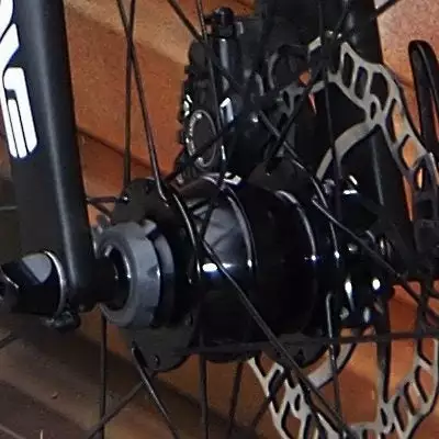 Moyeu Dynamo Roue Vélo Frein à Disque PD-8 Shutter Precision 5 Moyeu Dynamo Roue Vélo Frein à Disque PD-8 Shutter Precision – Image 5