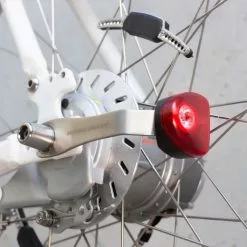 Lampes Vélo Sans Piles Sur Moyeu SL200 Reelight 7 Lampes Vélo Sans Piles Sur Moyeu SL200 Reelight -Magasin De Pneus Reha sl200 reelight feu sans piles velo